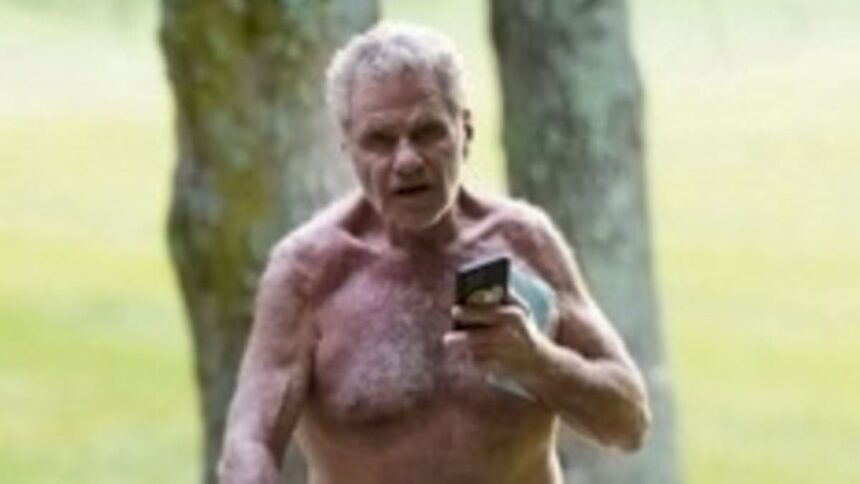 Martin Kove, antagonist din Cobra Kai, surprins într-o plimbare dezordonată, evitând întrebările incomode despre scandaluri. 1 exclusivecobra kai villain martin kove looks disheveled on shirtless stroll as he dodges biting scandal questions 685f3fab45abc