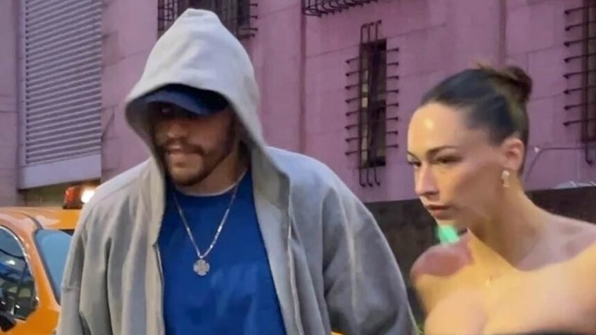 Pete Davidson își dezvăluie o tragedie de familie șocantă în timp ce își face apariția deosebită pe scenă. 1 exclusivepete davidson reveals shocking family tragedy while debuting new appearance on stage 6862d66342f5c