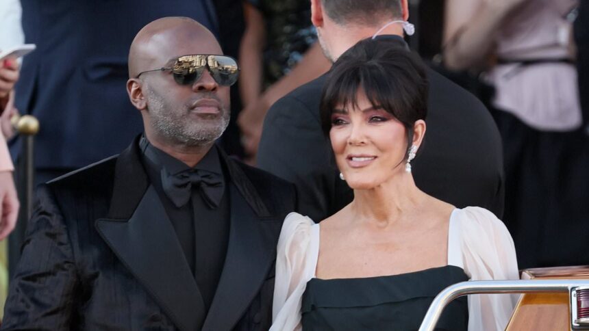 Dezvăluiri: conversația tensionată dintre Kris Jenner și Corey Gamble la nunta lui Jeff Bezos cu Lauren Sanchez. 1 exclusiverevealed kris jenner and boyfriend corey gambles tense exchange at jeff bezos and lauren sanchezs wedding 686041987f7ac