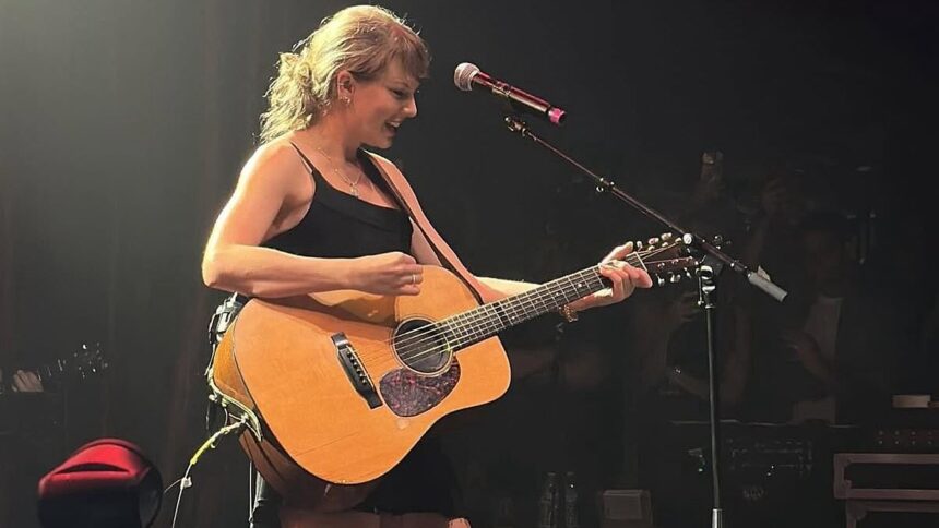 Taylor Swift își reinventează stilul printr-o „favoare” intimă la Nashville, iar indiciile au fost lăsate pe parcurs. 1 exclusivetaylor swifts latest reinvention is urged on by the f word and insiders say all the clues were there in her intimate nashville favor for travis 685daedfc0349