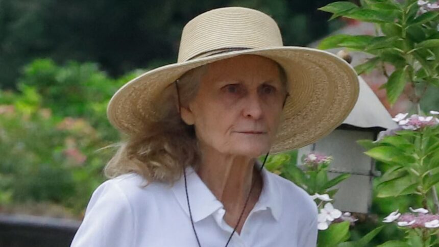 Transformarea surprinzătoare a colegei de platou a lui Tom Cruise, care a jucat și în Friends, la 75 de ani... o recunoști? 1 exclusivetom cruise co star who also acted on friends is unrecognizable at 75 can you guess who she is 686143cdc7482