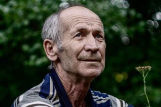 experts reveal 5 difficult reasons a parent might cut off a grandparent from seeing their grandkids 685af0a445797