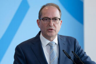 explozie a numarului extremistilor monitorizati de serviciile secrete din germania in 2024 a crescut cu 23 68482d4d9c08e