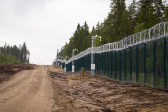 finlanda inchide cu gard inalt de aproape 5 metri inca un tronson al frontierei cu rusia 685bac279c3df