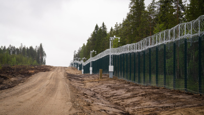 Finlanda ridică un impozant zid de aproape 5 metri pentru a întări granița cu Rusia. 1 finlanda inchide cu gard inalt de aproape 5 metri inca un tronson al frontierei cu rusia 685bac279c3df