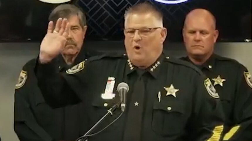 Șeriful din Florida Amenință cu Forța Letală Protestatarii ICE 1 florida sheriff promises lethal force against ice protesters on video 684b73eb9f8d0