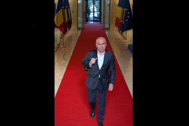 foto buna dimineata ilie bolojan s a pozat pe holul palatului victoria in prima sa zi la guvern 685a5e46c97fb