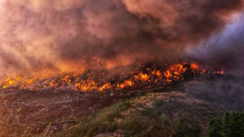 Flăcări uriașe la groapa de deșeuri din Dâmbovița: Pompierii se confruntă cu o intervenție complexă, iar Ro-Alert a fost activat. 1 foto incendiu de proportii la o groapa de deseuri din dambovita a fost emis mesaj ro alert interventie dificila a pompierilor 685b0140a7414