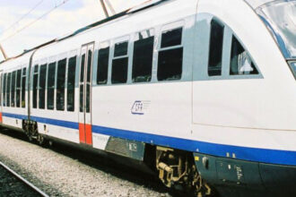 foto incendiu la un tren sageata albastra care circula pe ruta pitesti bucuresti 90 de calatori au fost evacuati 68623e7395ecc