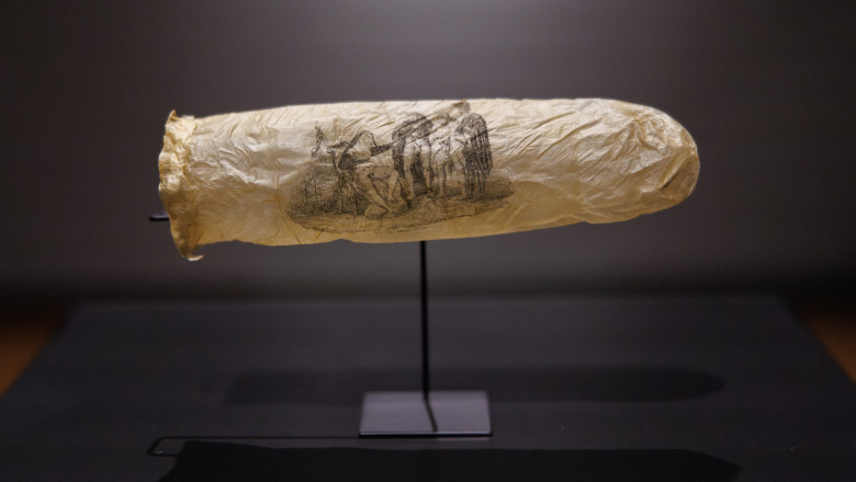 Un prezervativ de acum două secole, expus la muzeul din Amsterdam, cu indicii că ar fi rămas neutilizat 1 foto un prezervativ vechi de 200 de ani expus intr un muzeu din amsterdam banuim ca nu a fost folosit niciodata 683ff37076a03