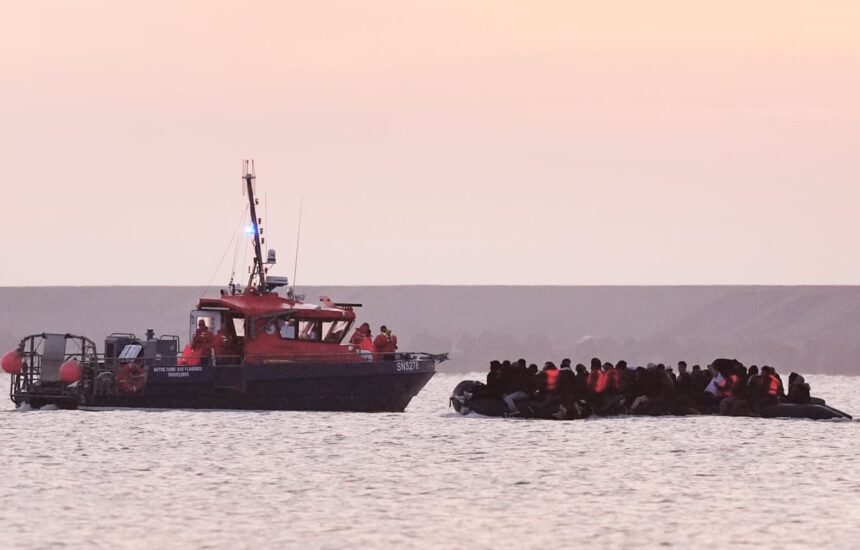 Franța intenționează să înceapă interceptarea bărcilor mici pe mare, anunță Ministerul de Interne din Regatul Unit 1 france plans to begin intercepting small boats at sea says uk home office 68409255860f8