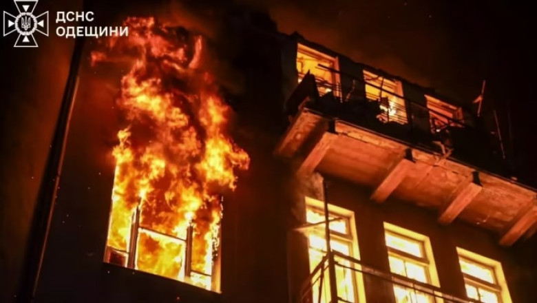 Rusia atacă Odesa cu drone: 10 raiduri devastatoare, incendii masive și 13 răniți, printre care și pompieri 1 galerie foto atac cu drone al rusiei asupra odesei 10 lovituri incendii de amploare 13 raniti inclusiv pompieri 68551085c41d5