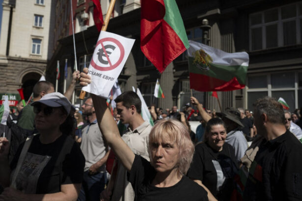 galerie foto bulgaria divizata in privinta aderarii la euro jumatate din populatie nu sustine moneda comuna 684158dd68b8c