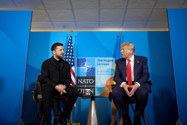 galerie foto diplomatia vizuala a lui volodimir zelenski presedintele ucrainean a ales sa si schimbe stilul vestimentar la summitul nato 685c50488e08a