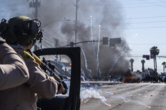 galerie foto donald trump trimite garda nationala la los angeles pentru a opri protestele guvernatorul de california critica decizia 6845290a0ecb2