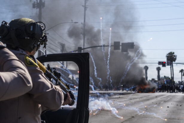 galerie foto donald trump trimite garda nationala la los angeles pentru a opri protestele guvernatorul de california critica decizia 6845290a0ecb2