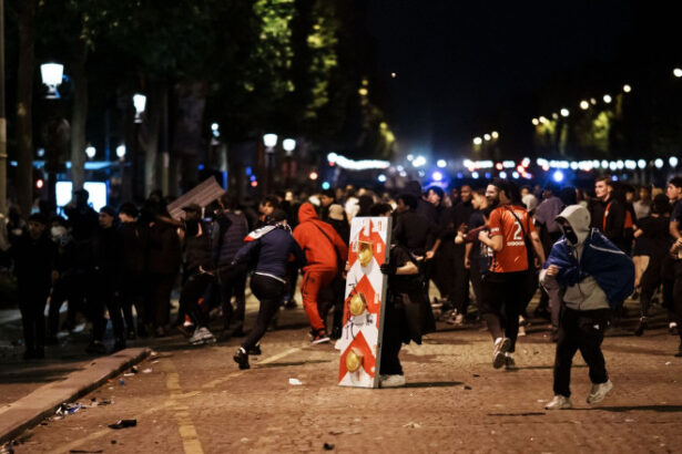 galerie foto doua persoane au murit iar peste 500 au fost arestate dupa sarbatoarea fanilor psg de la paris in urma victoriei din liga campionilor 683c4d6bb01ee