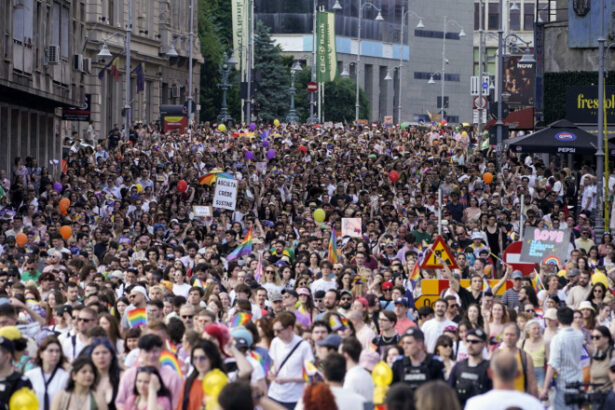 galerie foto jandarmii au dat amenzi de 6 000 lei la marsul bucharest pride si evenimentele pride park trei persoane s au ales cu dosar penal 68457b4f16b64