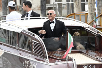 galerie foto jeff bezos s a casatorit cu lauren sanchez imagini spectaculoase de la nunta anului e o abatere de la ceea ce se asteapta oamenii 685f8362a9835