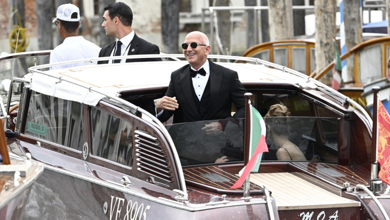 Jeff Bezos și Lauren Sanchez își unesc destinele: momente de neuitat de la nunta anului, o surpriză pentru toată lumea. 1 galerie foto jeff bezos s a casatorit cu lauren sanchez imagini spectaculoase de la nunta anului e o abatere de la ceea ce se asteapta oamenii 685f8362a9835