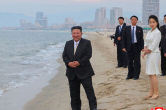 galerie foto kim jong un a renuntat la rachete si s a relaxat la plaja liderul nord coreean a inaugurat o statiune de lux pe litoral 685ceee326a07