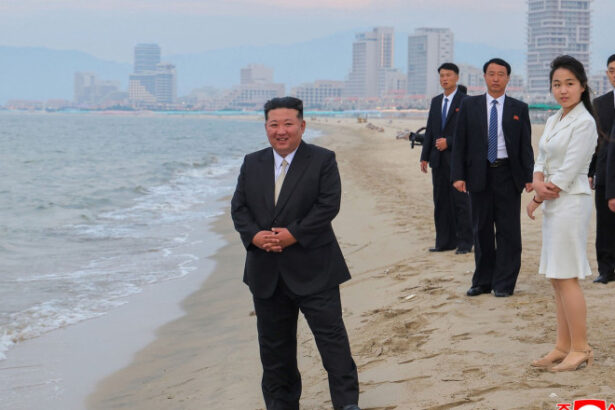 galerie foto kim jong un a renuntat la rachete si s a relaxat la plaja liderul nord coreean a inaugurat o statiune de lux pe litoral 685ceee326a07