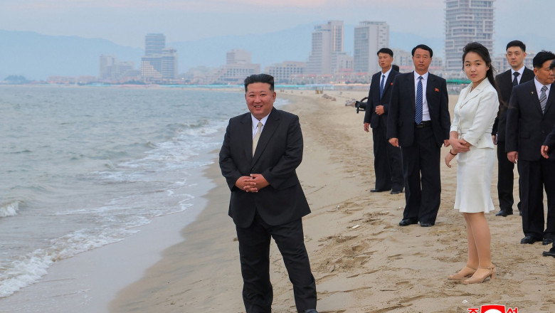 Kim Jong-un își lasă rachetele deoparte și se bucură de soare la plajă, inaugurând o stațiune de lux pe țărmurile nord-coreene. 1 galerie foto kim jong un a renuntat la rachete si s a relaxat la plaja liderul nord coreean a inaugurat o statiune de lux pe litoral 685ceee326a07