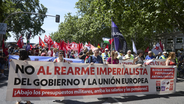 Mii de oameni protestează la Madrid împotriva reînarmării Europei: „Jos armele, sus pensiile!” Critici aduse NATO și guvernului Sanchez 1 galerie foto protest cu mii de oameni la madrid impotriva reinarmarii europei jos armele sus pensiile critici fata de nato si guvernul sanchez 68446fdd9dfe0