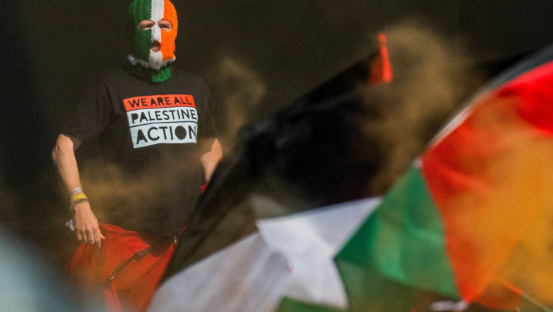 Controversa Festivalului Glastonbury: Mesaje anti-Israel pe scenă stârnesc indignarea organizatorilor 1 galerie foto scandal la festivalul glastonbury doua trupe au transmis mesaje anti israel pe scena organizatorii s au declarat ingroziti 6861677427162