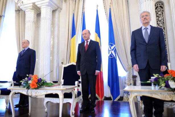 iliescu l a criticat pe basescu a vrut sa mascheze incalcarea principiilor democratiei ce spune despre revizuirea constitutiei 685406bc75b9a