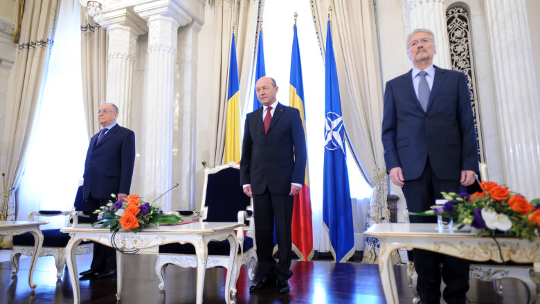 Iliescu îl atacă pe Băsescu: „A încercat să ascundă abaterile de la principiile democratice”. Părerea sa despre modificarea Constituției 1 iliescu l a criticat pe basescu a vrut sa mascheze incalcarea principiilor democratiei ce spune despre revizuirea constitutiei 685406bc75b9a