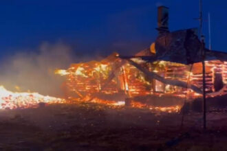 incendiu pe varful vladeasa cabana si statia meteo cuprinse de flacari pompierii incearca sa protejeze rezervorul de combustibil 685b0f1893782