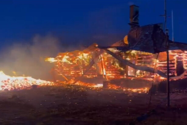 incendiu pe varful vladeasa cabana si statia meteo cuprinse de flacari pompierii incearca sa protejeze rezervorul de combustibil 685b0f1893782