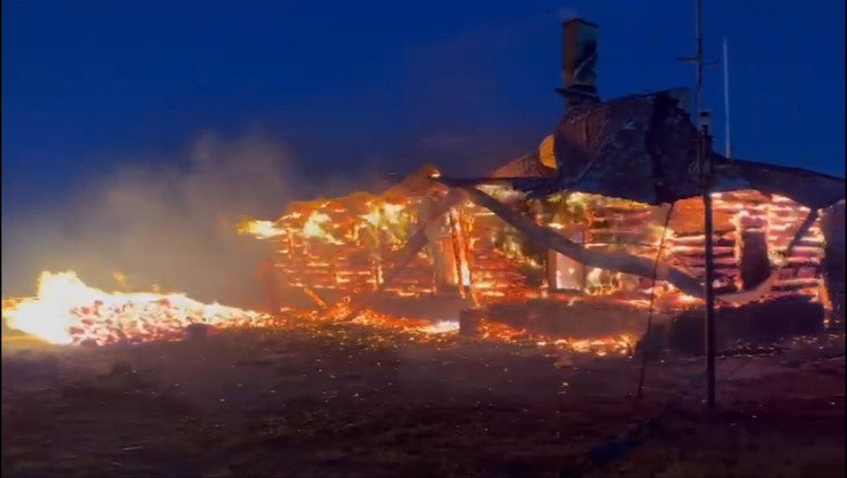 Foc devastator pe Vârful Vlădeasa: cabana și stația meteorologică, învăluite în flăcări. Pompierii se luptă să salveze rezervorul de combustibil. 1 incendiu pe varful vladeasa cabana si statia meteo cuprinse de flacari pompierii incearca sa protejeze rezervorul de combustibil 685b0f1893782