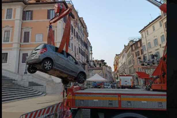 incident ciudat la roma un batran de 80 de ani a ramas blocat cu masina pe celebrele trepte spaniole 6851bef7dd1b1