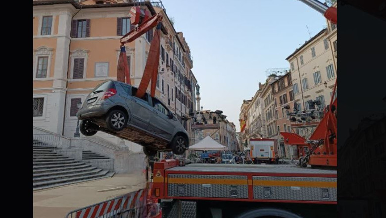 Peregrinări neobișnuite în Roma: Un octogenar a rămas captiv în automobil pe faimoasele Trepte Spaniole 1 incident ciudat la roma un batran de 80 de ani a ramas blocat cu masina pe celebrele trepte spaniole 6851bef7dd1b1