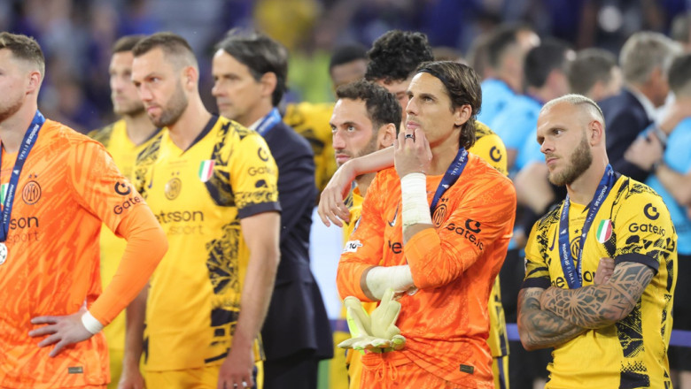 Inter Milano, întâmpinată la aeroport de un singur susținător: „Sunt unicul nebun, dar acești băieți merită aplauze” 1 inter milano a fost asteptata la aeroport la intoarcere de un singur fan sunt singurul idiot dar tipii astia merita totusi aplauze 683dd50a3c939