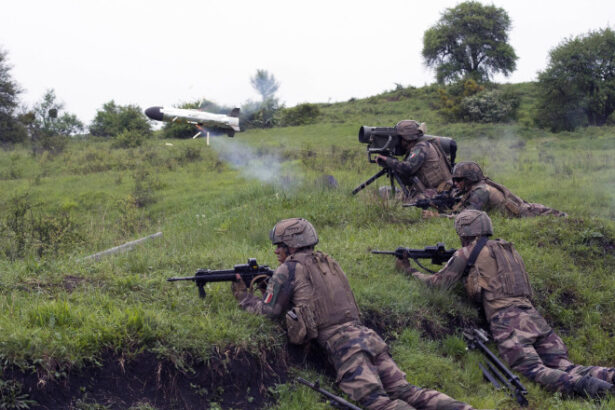 ionut mosteanu a discutat cu ministrul francez al apararii despre consolidarea grupului nato de la cincu aflat sub comanda franceza 685bd06f5234a