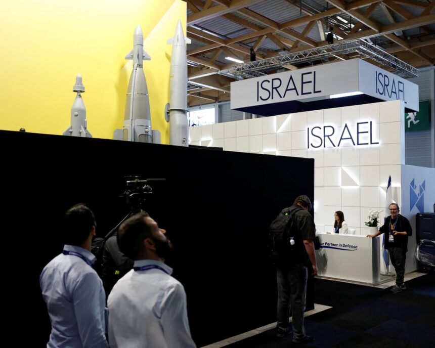 Standurile israeliene de la salonul aeronautic de la Paris, închise prin ordin guvernamental francez 1 israeli stands at paris airshow are shut down by order of french government 6850412c89757