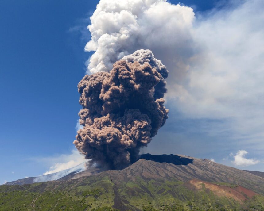 Vulcanul Etna din Italia, cel mai mare activ din Europa, împrăștie nori de cenușă 1 italys mount etna europes largest active volcano spews plumes of ash 683db2645b2a5