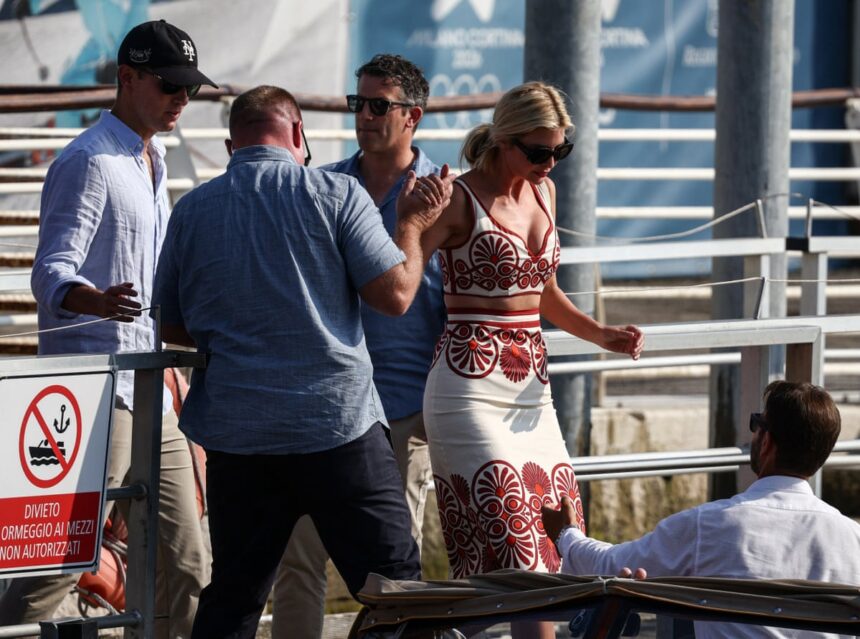 Jeff Bezos și Lauren Sánchez încep o aventură controversată la nunta din Veneția. 1 jeff bezos and lauren sanchez arrive in venice for divisive wedding 685c11393b481