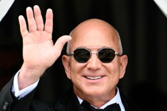 jeff bezos looking dapper in tuxedo on wedding day in venice 685ec925f0dbd