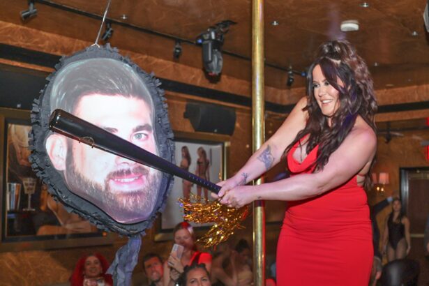 jenelle evans smashes david eason pinata during nyc divorce party 684c38d8eed12