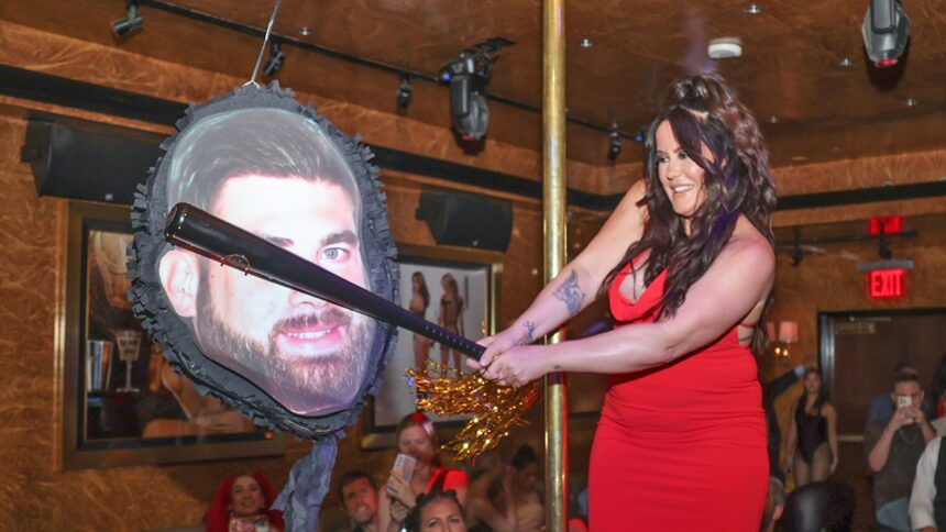 Jenelle Evans Sparge Piñata cu David Eason la Petrecerea de Despărțire din New York 1 jenelle evans smashes david eason pinata during nyc divorce party 684c38d8eed12