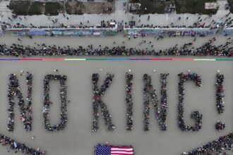 jimmy kimmel kerry washington among stars at no kings protests 684ed71c977d3