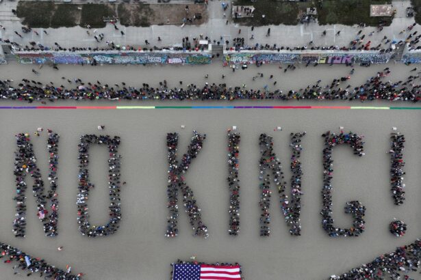 jimmy kimmel kerry washington among stars at no kings protests 684ed71c977d3