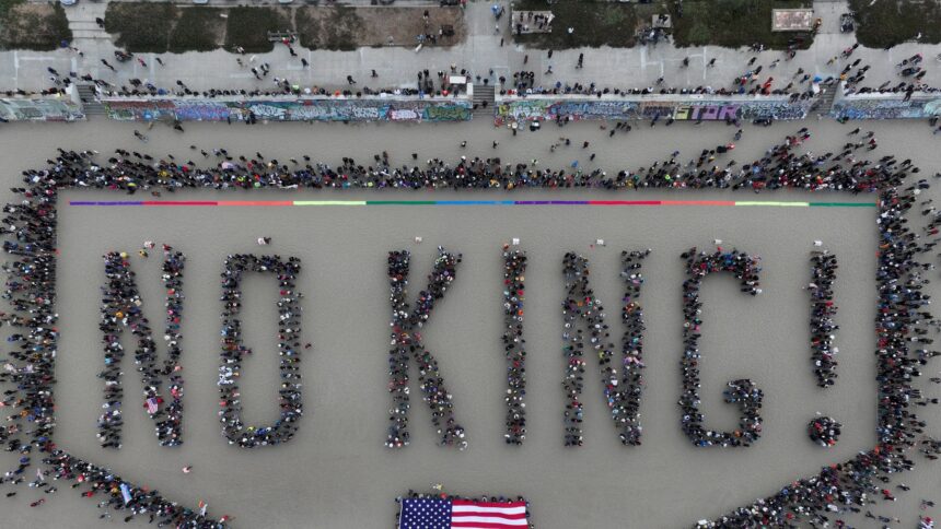 Jimmy Kimmel și Kerry Washington printre celebritățile prezente la protestele „Fără Regi” 1 jimmy kimmel kerry washington among stars at no kings protests 684ed71c977d3