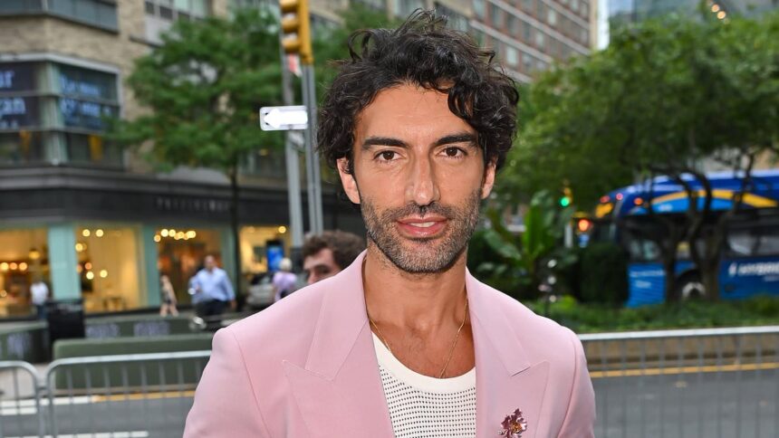 Justin Baldoni își suspendă disputa juridică cu Blake Lively pentru a interacționa stângaci cu fanii la Disneyland. 1 justin baldoni puts blake lively legal feud on pause to awkwardly mingle with fans at disneyland 6861d2dee599a