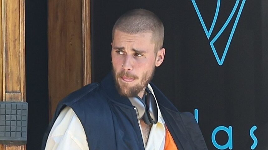 Justin Bieber își face apariția singur la un spa din Hollywood, lăsând să se înțeleagă detalii importante despre relația sa cu soția, Hailey. 1 justin bieber emerges solo at hollywood spa after dropping major hint about relationship status with wife hailey 6861c995462a2