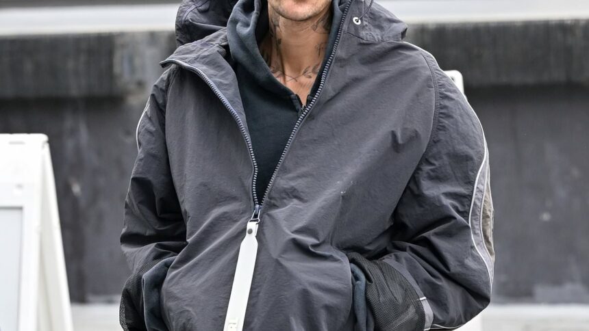 Justin Bieber șochează fanii cu o poză neobișnuită în care arată un detaliu neplăcut al corpului, după ce a schimbat numele pe Instagram. 1 justin bieber grosses out fans with hairy nipple close up in bizarre post after changing instagram name 686043e6106e0